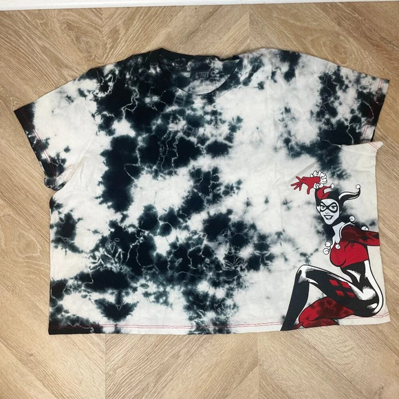 Unique Vintage Tops - NWOT Harley Quinn Crop T-Shirt